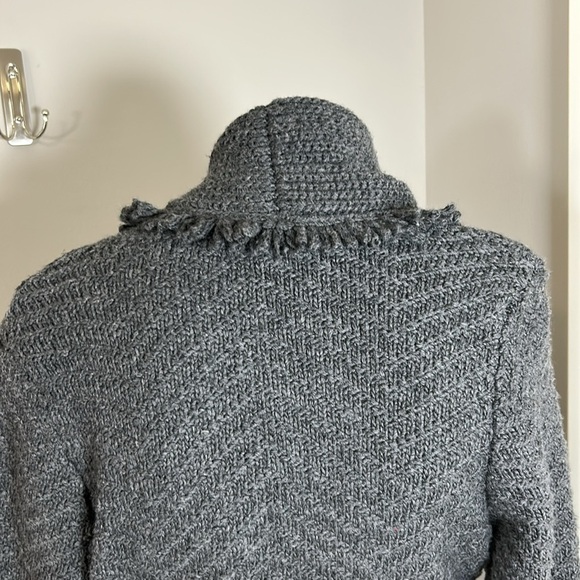 White House Black Market Fringe Shawl Sweater Coat Grey Pockets Belt Sz S - Picture 12 of 16